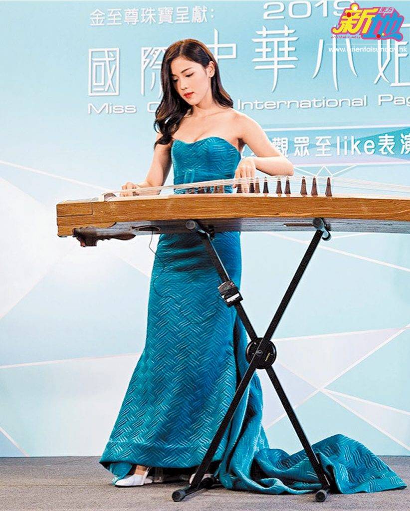 在去年 《國際中華小姐競選》的才藝表演環節中，彭嘉伊曾著上低胸藍色長裙表演彈古箏，展示出優雅氣質。