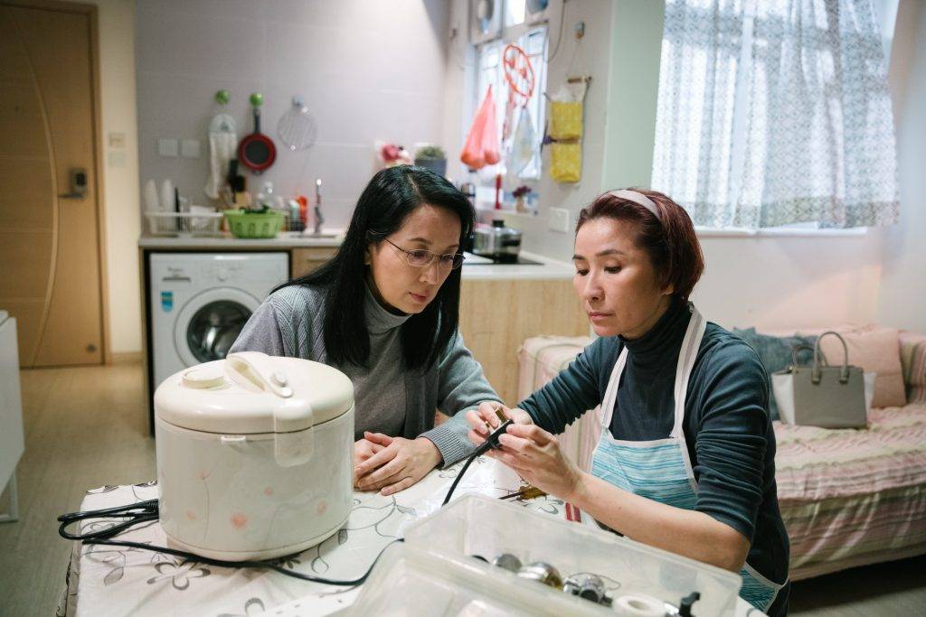 香港愛情故事 一個女人仔獨自生活，龔慈恩學習修理電器。