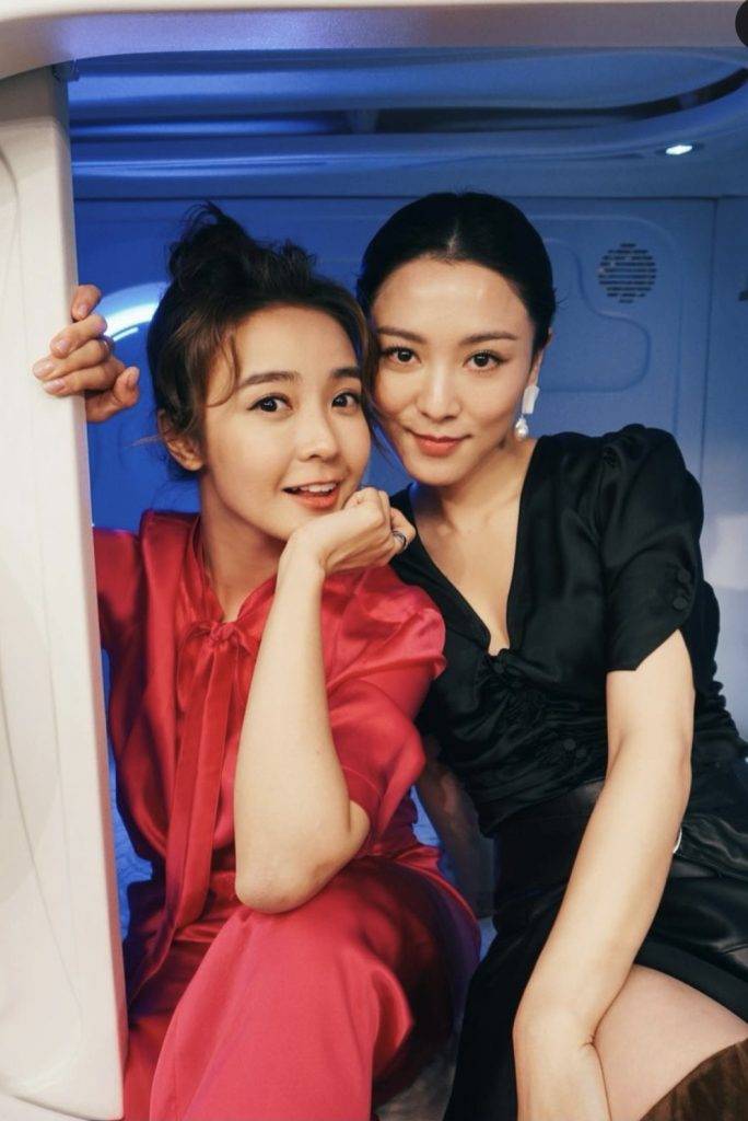 糖妹和王敏奕在《香港愛情故事》再度合作，劇內劇外都是好姊妹，演出無難度。