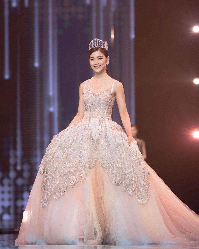  現年24歲的彭嘉伊曾在大學修讀會計與金融專業，畢業後於《 2018年馬來西亞華裔小姐競選 》（Miss Astro 2018）中勝出，去年代表吉隆坡來港出戰《 國際中華小姐競選 》。
