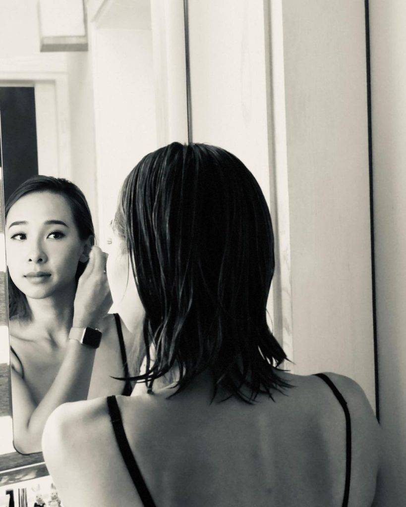 李旻芳對鏡化妝，無論構圖、色調都獲網民大讚。