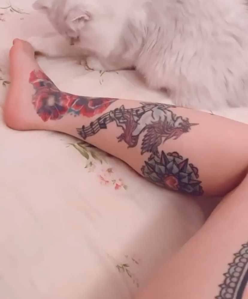 菊梓喬 大腿和小腿的紋身。