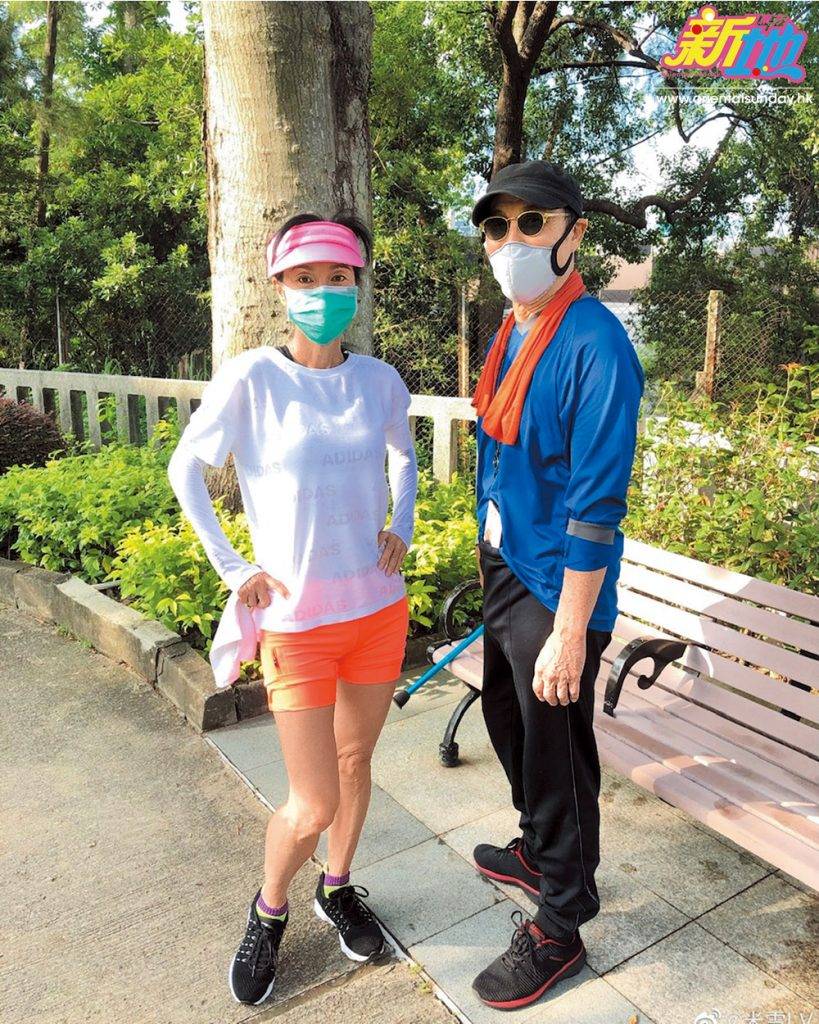  米雪在微博Po出與松哥一起行山的相片，悉心打扮的松哥精神不俗，似乎身體康復進展不錯。