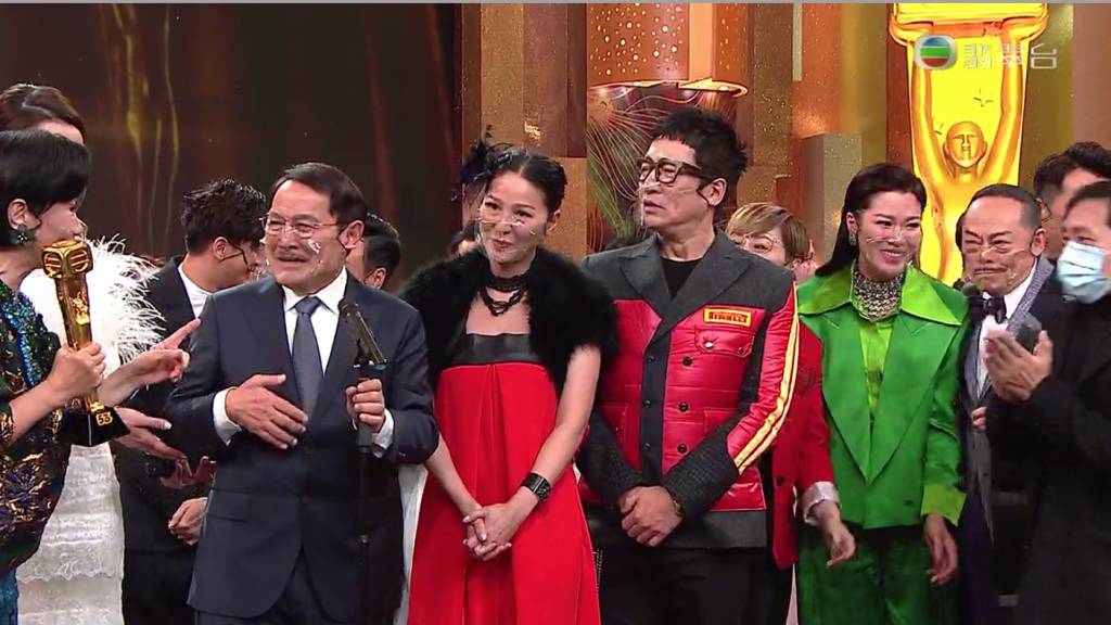 萬千星輝頒獎典禮2020 上年攞過「萬千光輝演藝人大獎」的劉丹，今年再上台和《愛‧回家之開心速遞》劇組一起攞「萬千光輝演藝大獎」。