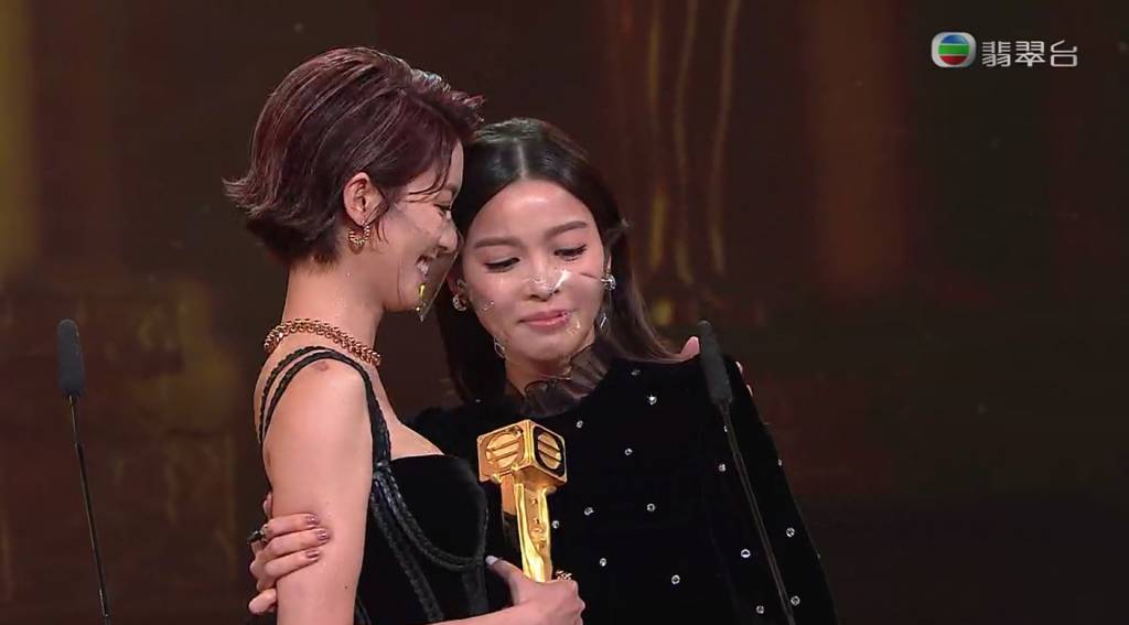  賴慰玲在萬千星輝頒獎典禮2020由好友蔡思貝手上奪得「最佳女配角」。
