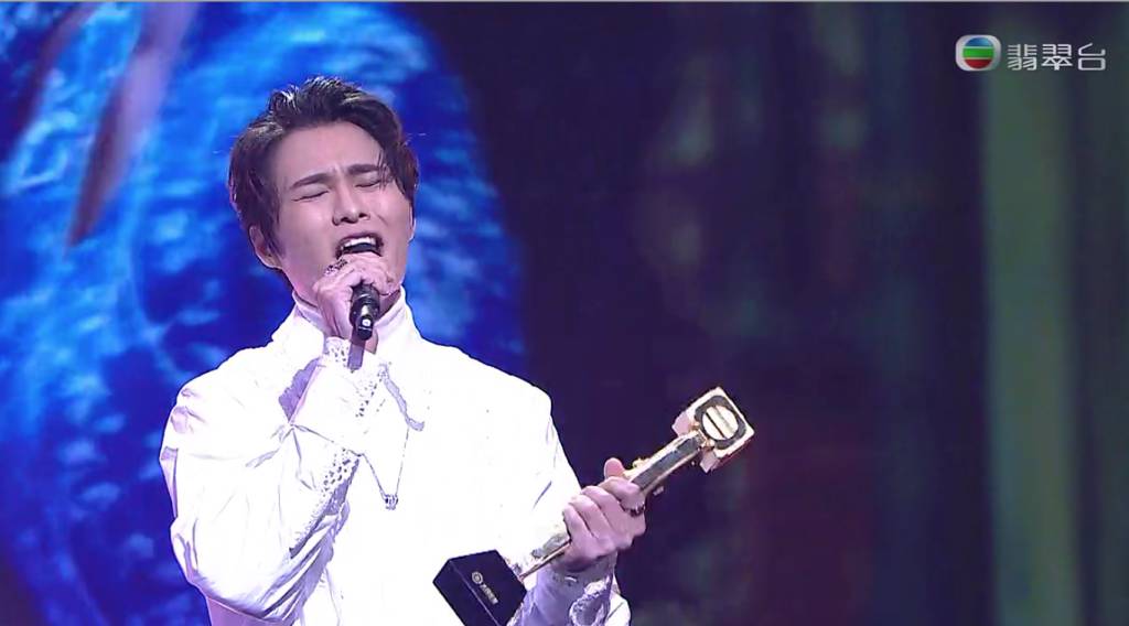 萬千星輝頒獎典禮2020 胡鴻鈞主唱的〈凡人不懂愛〉奪得歌曲獎。