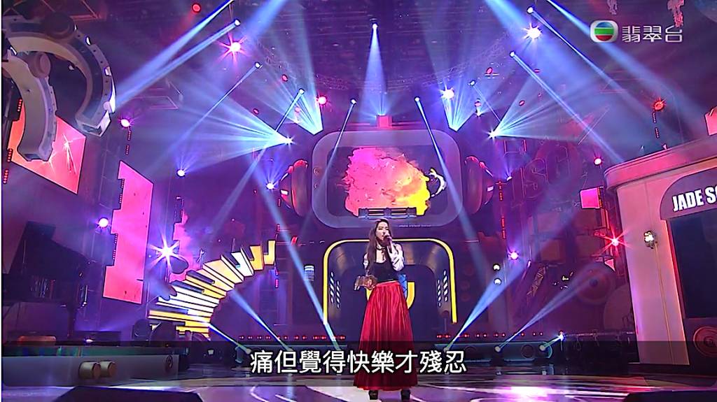 勁歌金曲頒獎典禮2020 菊梓喬今日冇著伴娘裝，露肩上衣配紅裙。
