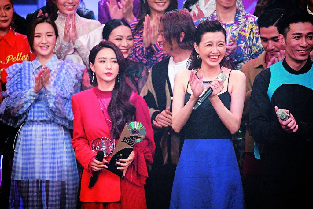 勁歌金曲頒獎典禮2020 菊梓喬再攞大獎，吳若希繼續拍手賤笑。