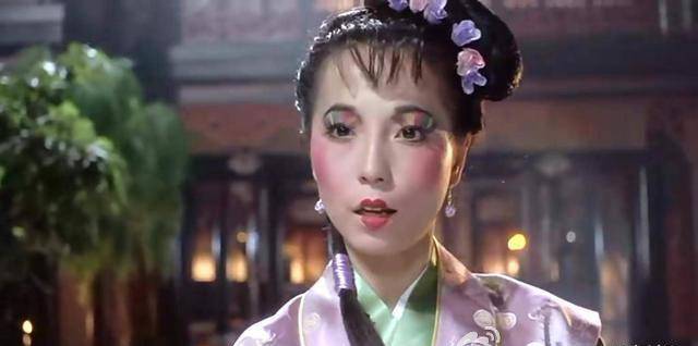 苑瓊丹 苑瓊丹於90年代是星女郎的一分子，星爺所拍的賣座電影，幾乎都有苑瓊丹份，特別是《唐伯虎點秋香》中的「石榴姐」，令她成為金牌搞笑演員。