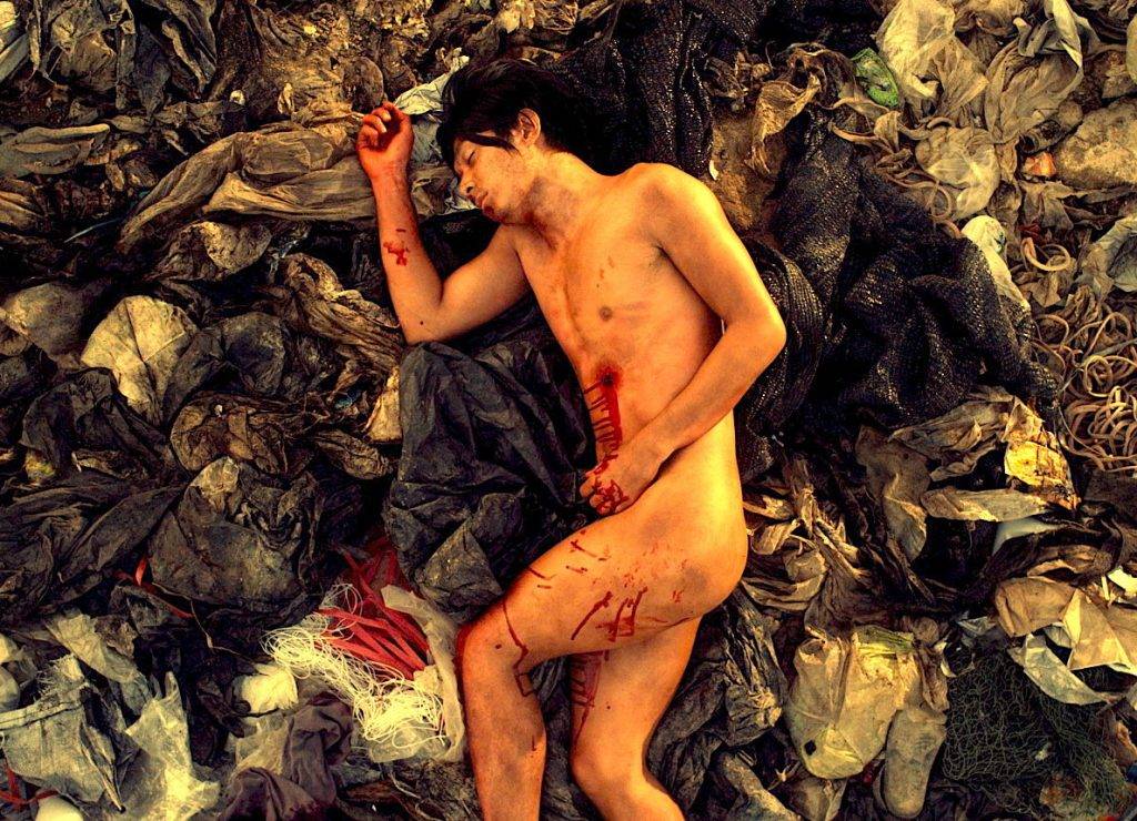 周柏豪 周柏豪挑戰極限全裸瞓垃圾堆，慘被烏蠅依附下體。