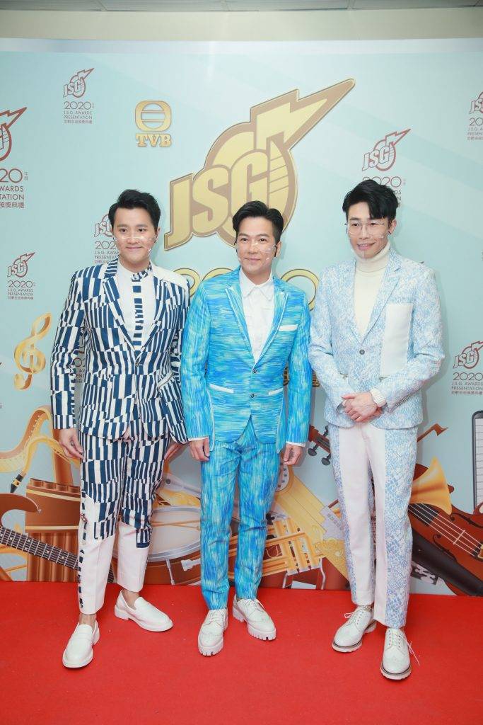 勁歌金曲頒獎典禮2020 三位男主持的藍tone西裝襯到絕，真係唔係人人carry到。