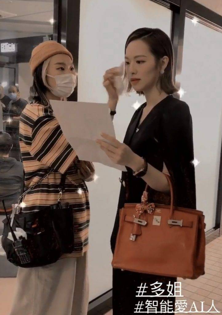 馮盈盈 早前盈盈拍攝《智能愛AI人》時在IG即時動態出post，手拎Hermès包包。