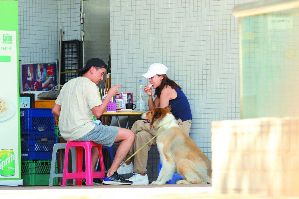 牛年運程 洪永城與梁諾妍拍拖冇耐已過同居生活，去年再收養多隻愛犬Coco，一家三口好溫馨。