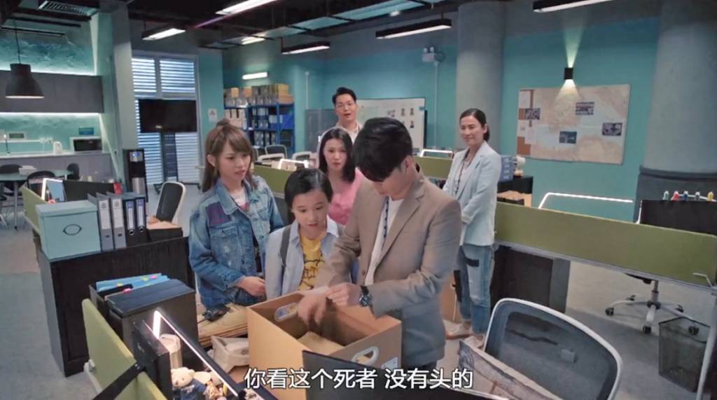 陀槍師姐2021 懸案小組成員趙永洪為討好兒子，讓老婆與囝囝入警局參觀，警員之一的張彥博竟拿出機密物件給他們看。