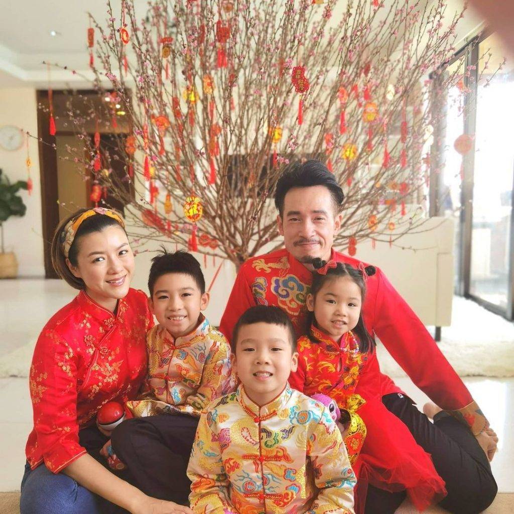 陳豪 陳豪陳茵媺日前上載全家賀年照上社交網，新居的大廳放了一棵大桃花，地方非常闊落。