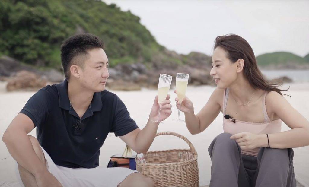 鍾培生 坐沙灘歎香檳。