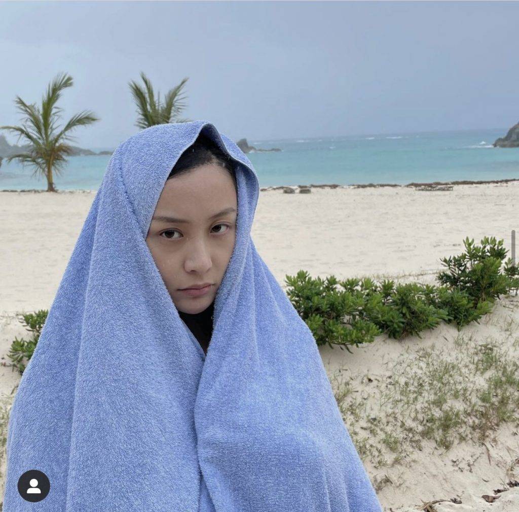 去年11月，陳法拉分享到沙灘卻遇上「天氣不似預期」，當時正在懷孕的陳法拉未有分享全身照，亦沒有透露已有BB。