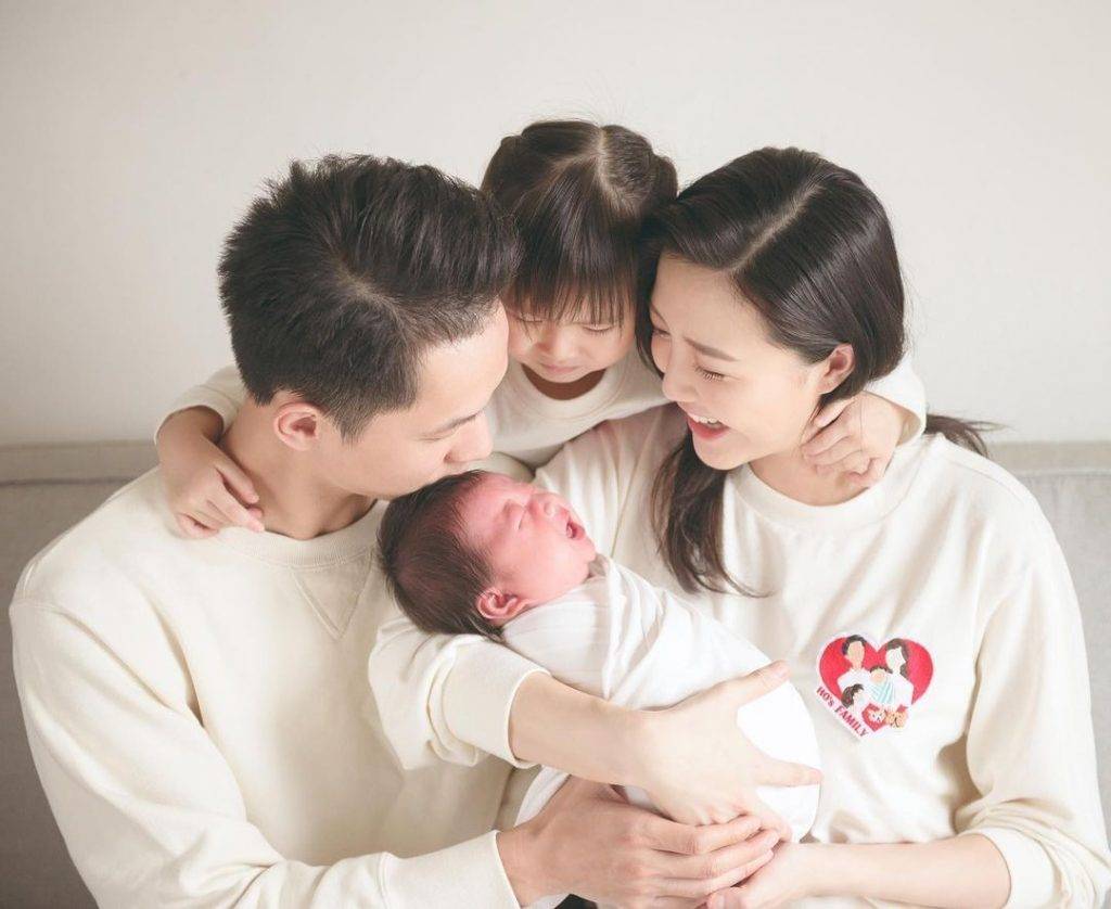 日日媽媽聲 Jinny與老公何兆鴻（Alex）結婚3年，育有1子1女。