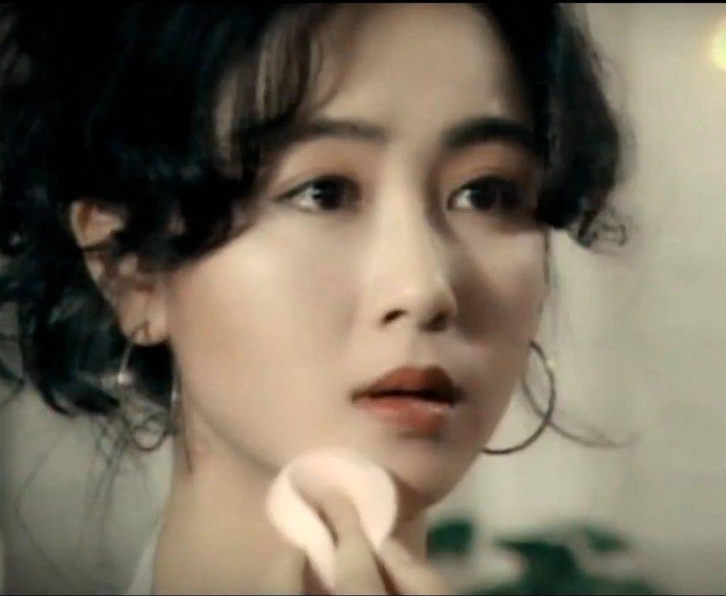  30歲的袁潔瑩在《雙面伊人》有高顏值的演出，而且分飾兩角。