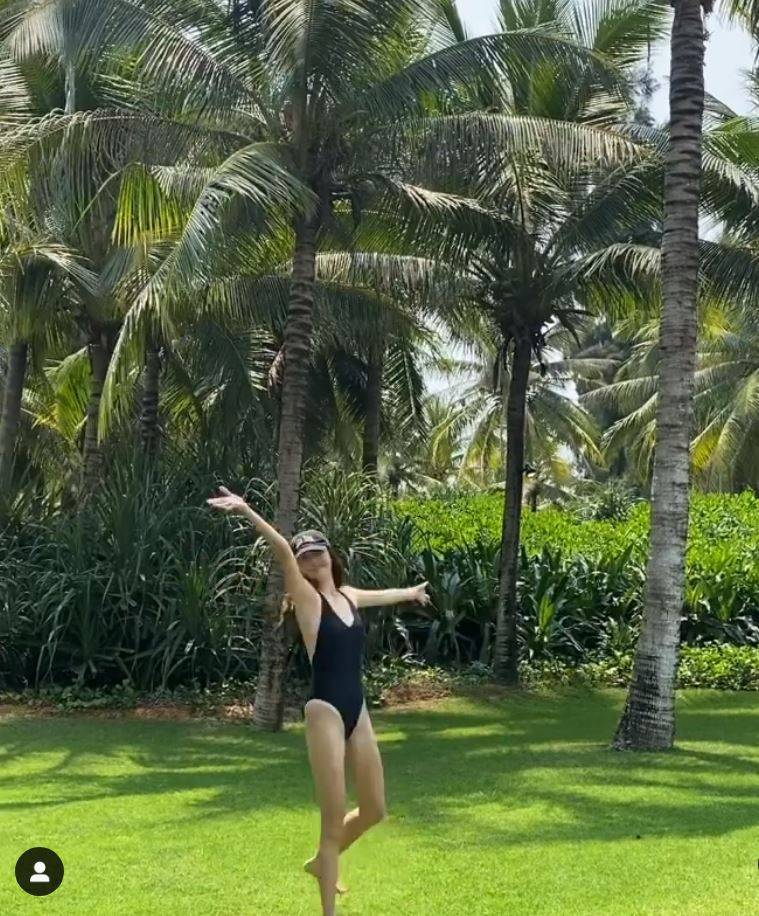 吳千語 吳千語在社交網貼出在海南島三亞度假的靚相，見她晒太陽好寫意，更發布短片，身穿大露背黑色一件頭泳衣在草地開心到彈彈吓。