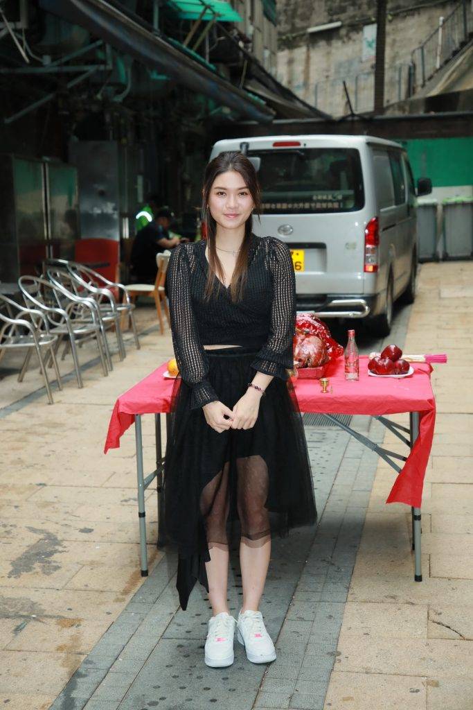 PTGF出租女友 沙律一身黑色打扮以為可以遮肉顯瘦，點知顯得好壯健。