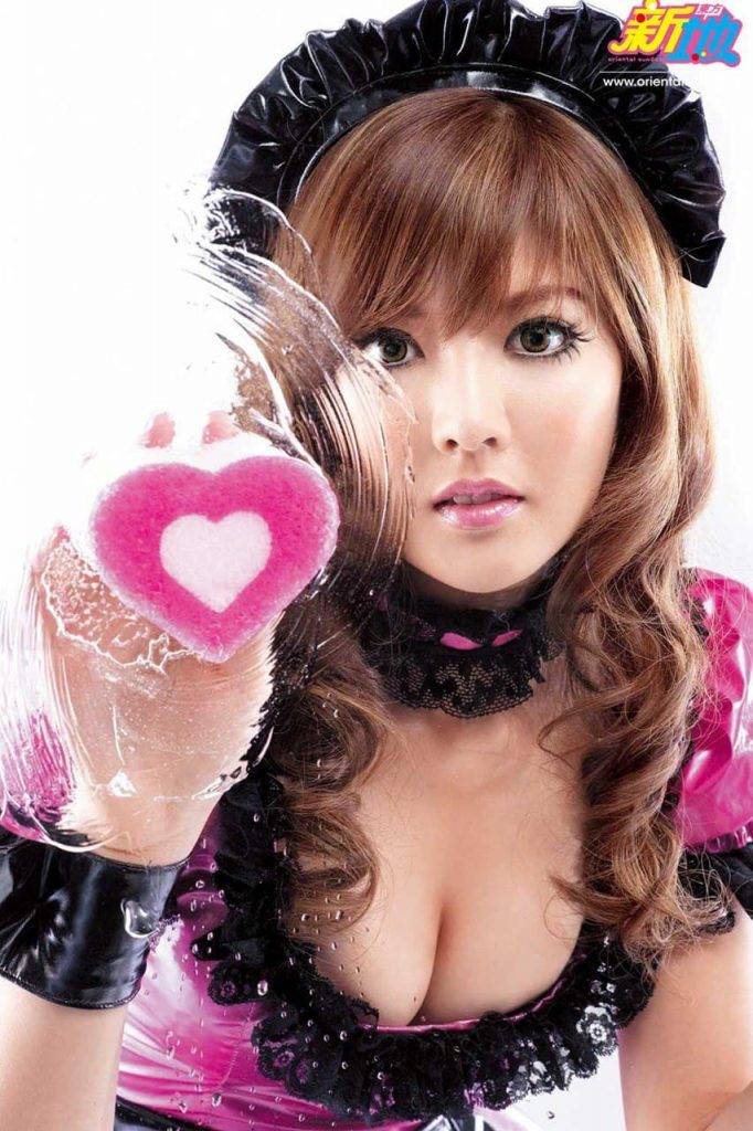 口罩小姐 當年Yumi的𡃁模事業如日方中，拍下不少性感靚相。