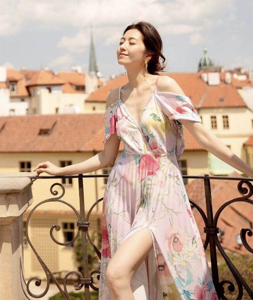 陳自瑤 陳自瑤於2000年以模特兒出道，2004年加入無綫電視。