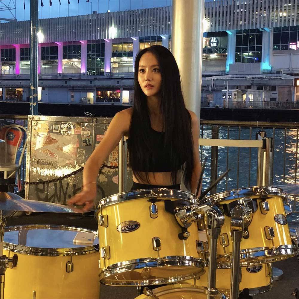 擊戰 A-YEON經常四出在街頭表演，疫情前她便曾到訪香港維港海傍表演打鼓。
