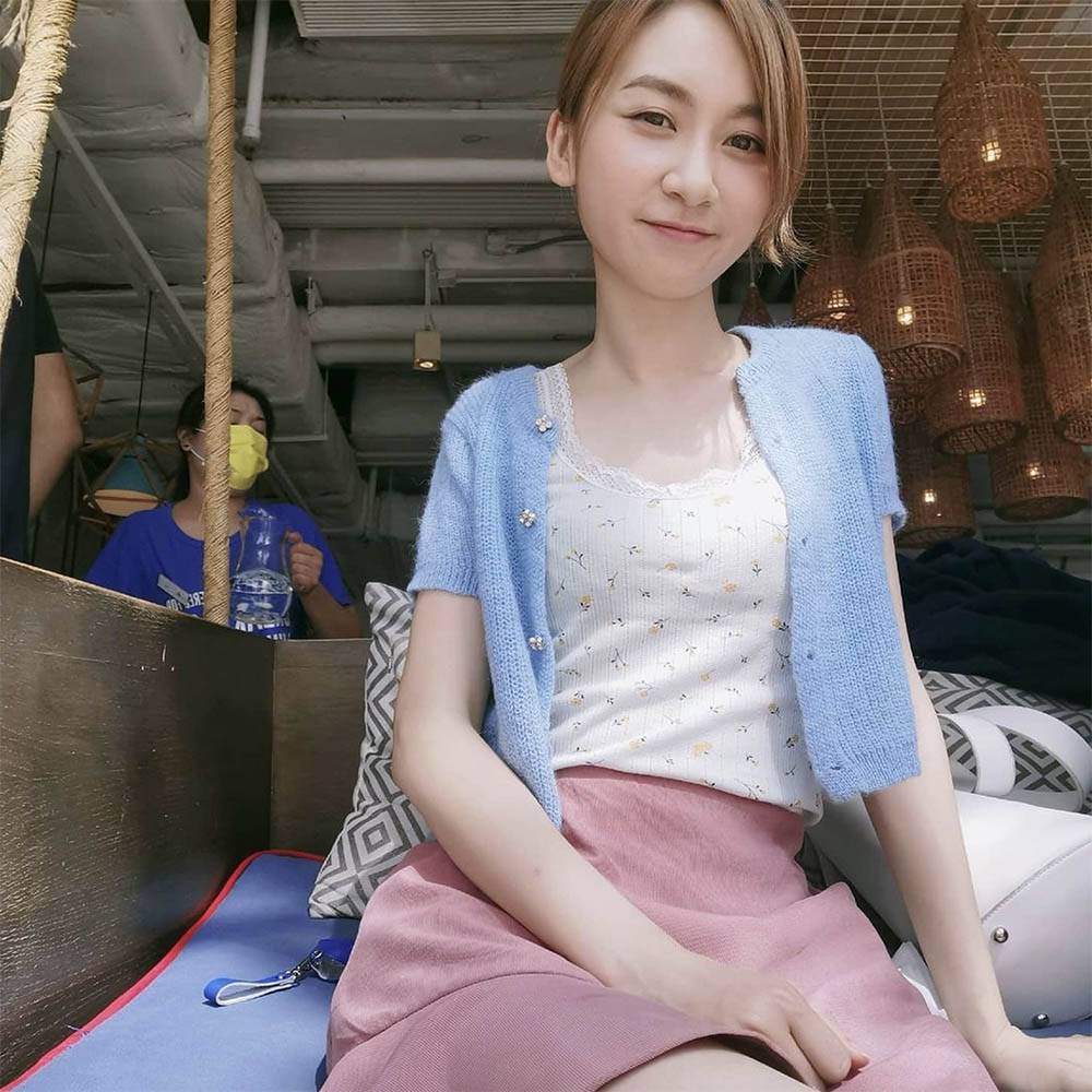 香港YouTuber 擁有甜美外表的阿Bie因任職地產代理，而被封為「地產界女神」，她自去年開設的個人YouTube頻道中，也拍了不少介紹樓盤的睇樓片。