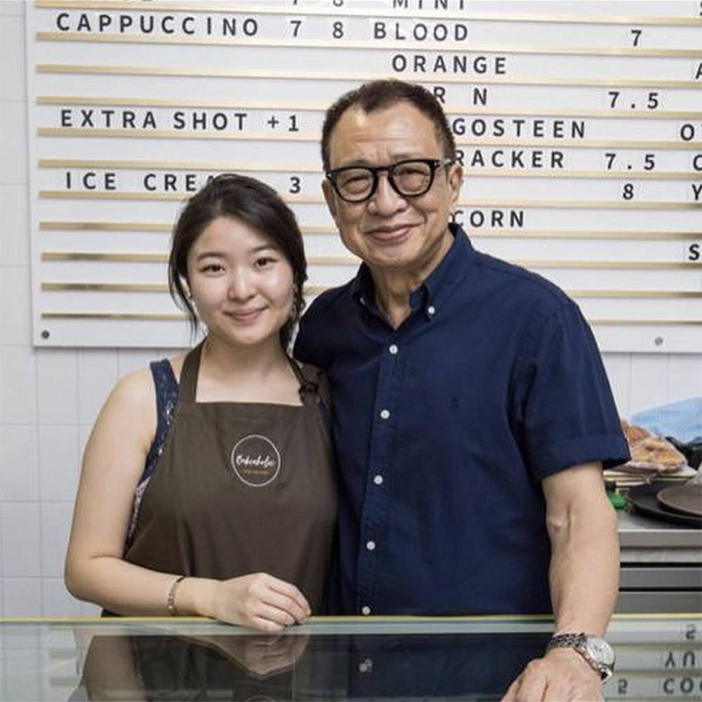 許紹雄女兒Charmaine現時在她開設的Cafe中負責製作甜品及咖啡。