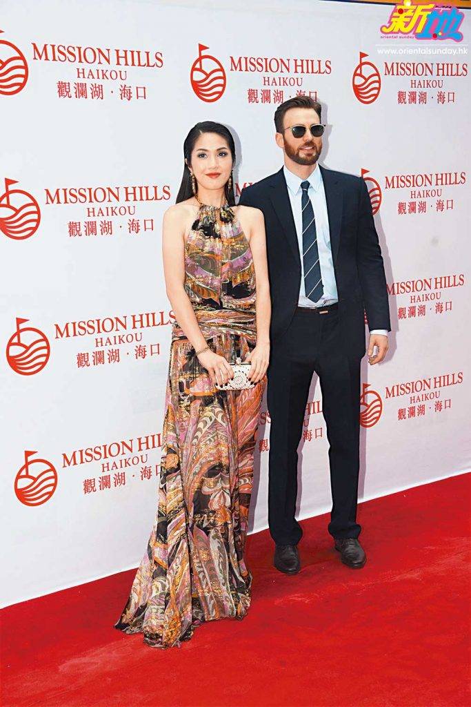  當天楊千嬅是唯一一位與荷李活紅星行紅地毯的香港藝人！身為大會公關的丁子高明益老婆與美國隊長Chris Evans齊齊行紅地毯。