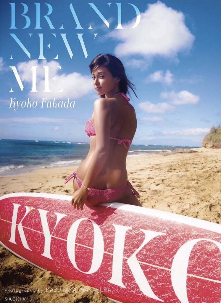 深田恭子 近年愛上滑浪的恭子，在她專門訂製的滑浪板上印上其名字「KYOKO」 ，又坐在滑浪板上大方露股溝。