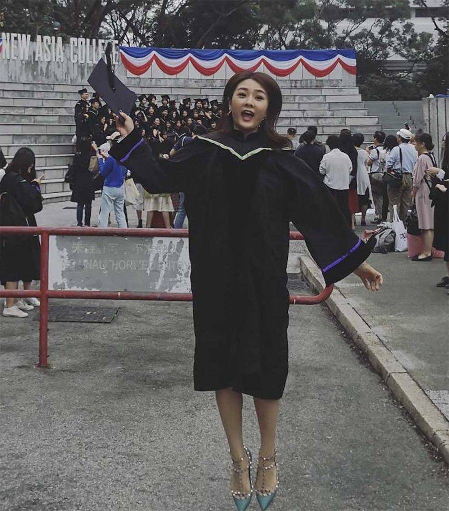 孫雪祺 2018年11月，孫雪祺修畢了香港中文大學新聞系 Master of Arts in Journalism新聞學文學碩士課程），取得畢業證書，開心到彈起。