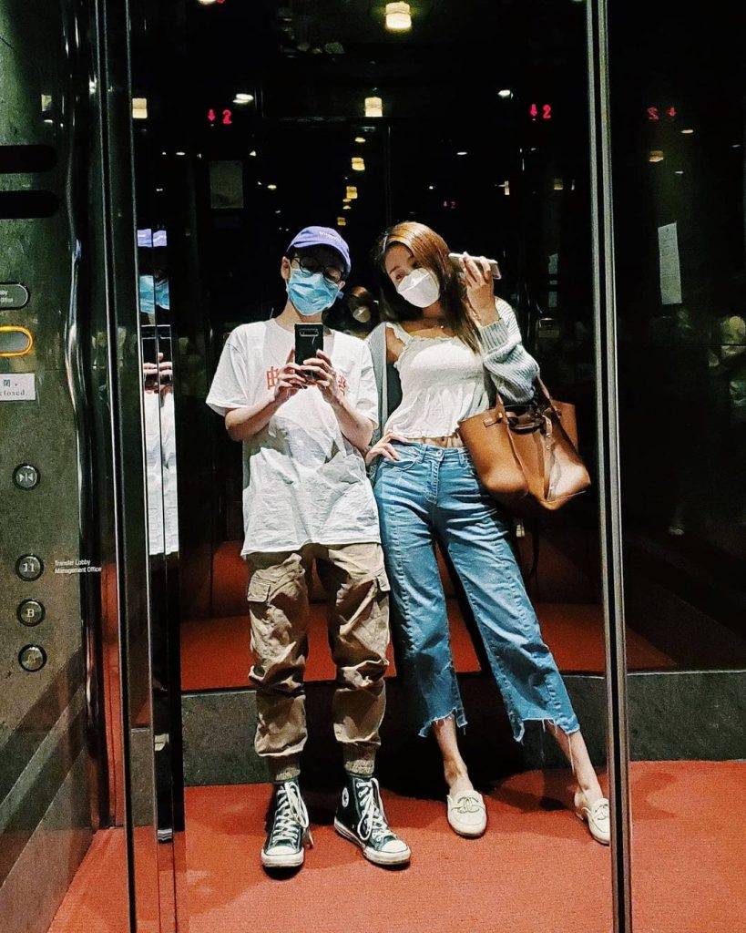 陳詩欣 陳詩欣與男友Joshua最愛在電梯內自拍，這日二人同樣穿平底鞋，好明顯陳詩欣高過男友。