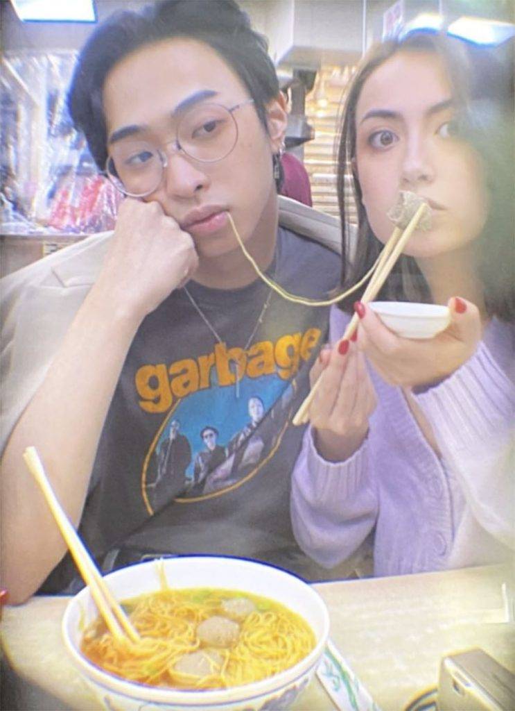 庾澄慶 哈林 早幾日小哈利曾貼出與一名索女共歎一碗麵的照片，相中兩人表現親密，不過網友大都認為兩人的關係只是「好姊妹」。