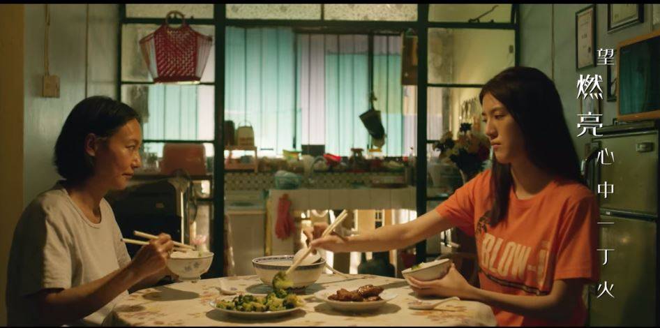 吳千語 電影公司發放《一路瞳行》的電影主題曲《面對黑暗》MV，片中有大量飾演失明母親的紅姐與吳千語的對手戲。
