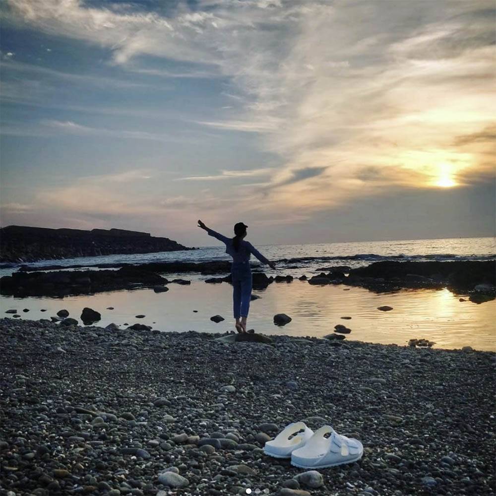 杜汶澤 正身在台灣的邵珮詩昨日去到無人的海邊抖抖氣。