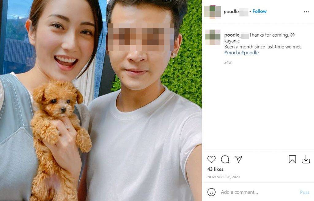 蔡嘉欣 蔡嘉欣去年11月曾與網上狗店老闆合照，當日她的打扮與帶Mochi返家的打扮一模一樣。