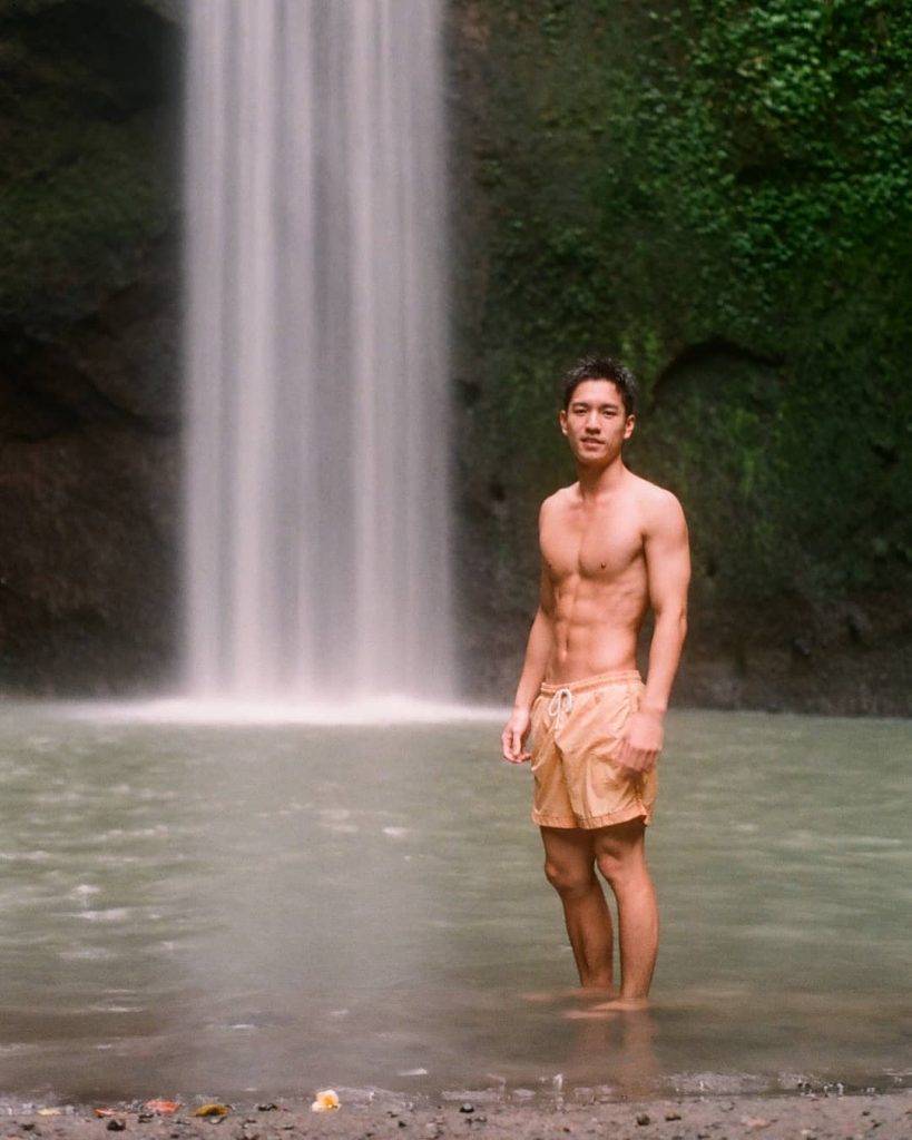  早年在峇里旅遊，吳偉豪在瀑布前留影，大展健美身材。