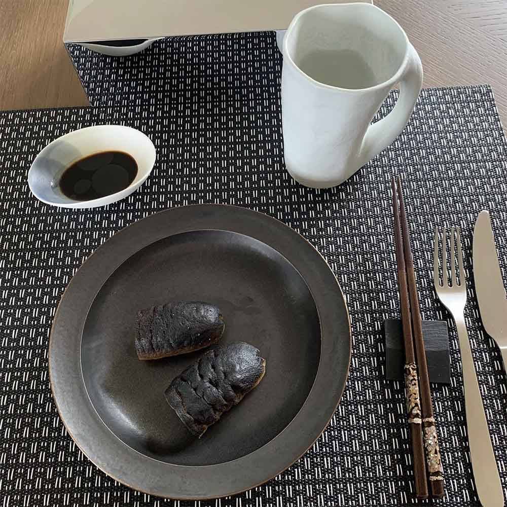 張敬軒 相中兩件「黑炭」料理旁邊伴有一碟類似豉油的醬料，餐具有齊筷子及刀叉作選擇。