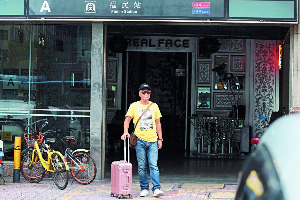 本刊記者曾直擊李龍基由深圳福田的寓所，搭地鐵去落馬洲過關來港工作，原來他已定居深圳近二十年。