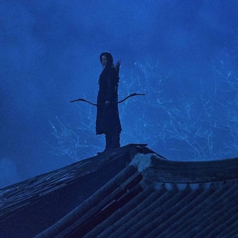 屍戰朝鮮 全智賢飾演的北方族女子「雅信」是一個喪屍獵人，一身裝束英姿勃發。