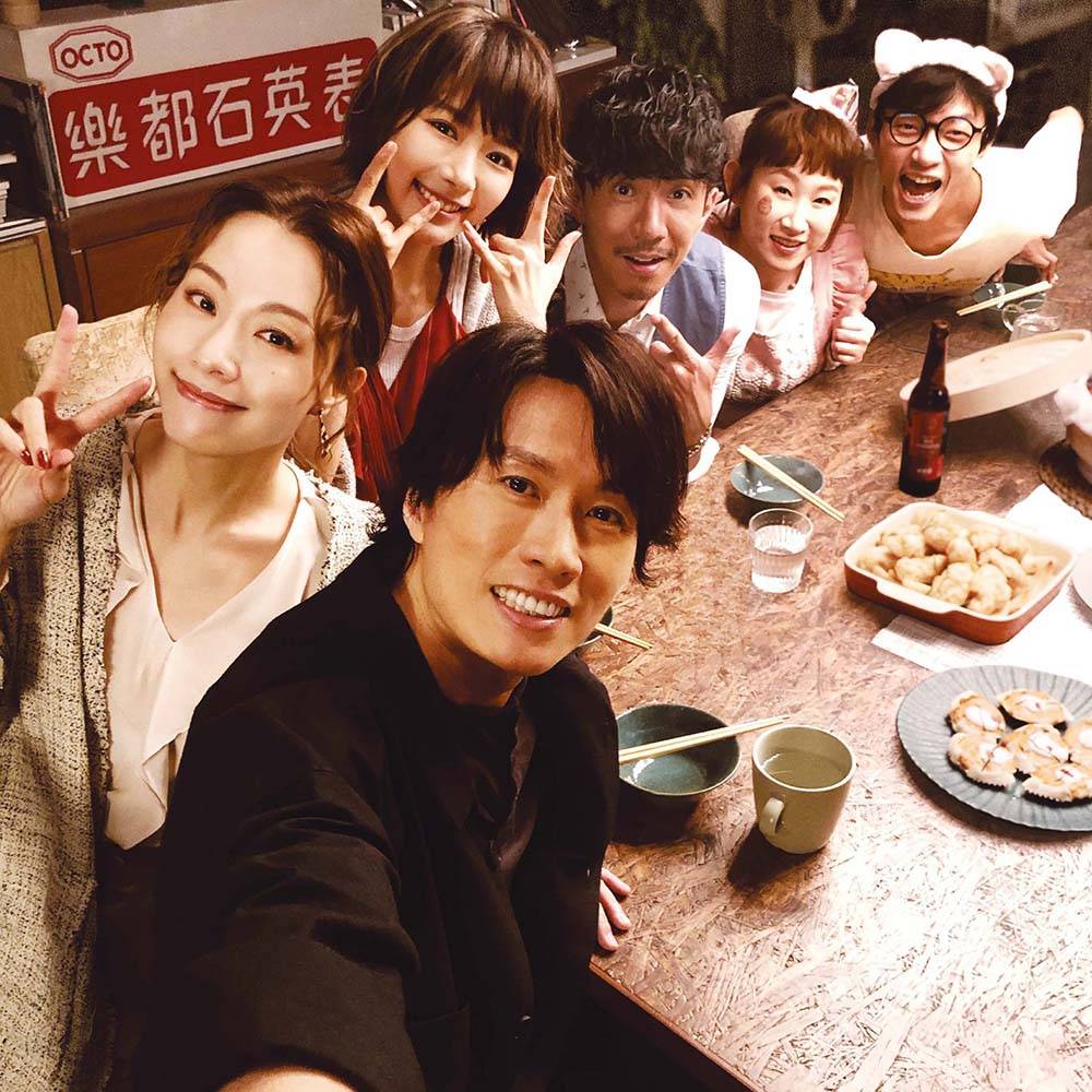 《飯戲攻心》由《逆流大叔》導演陳詠燊執導，劇情講述三個兄弟及他們的女朋友們一齊「飯聚」的故事。