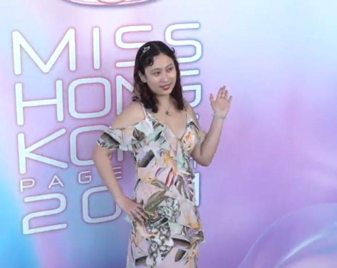 香港小姐2021 公開見傳媒時Kristen不停舉起左手揮手。
