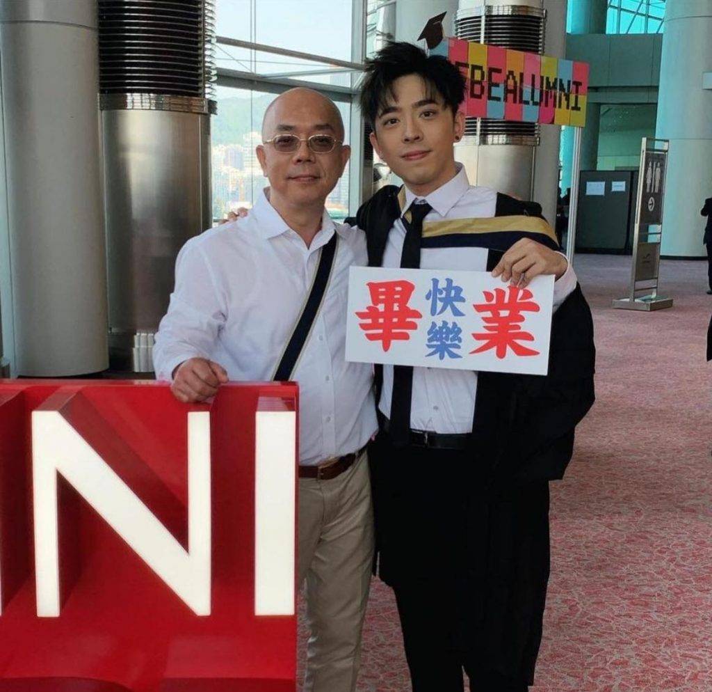 孫慧雪 Edan晒出大學畢業時與父親的合照。