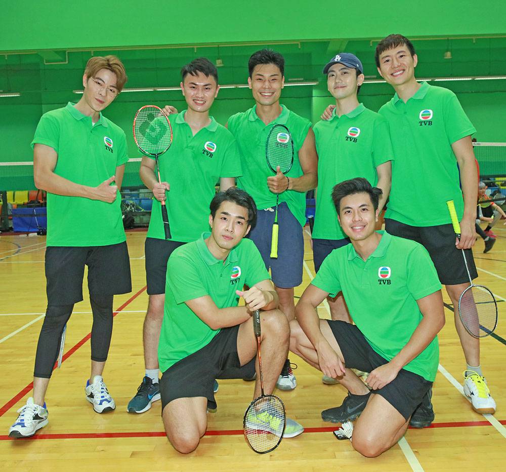 參加羽毛球賽的「綠隊」男藝員有（後排左起）林正峰、黎文傑、黃耀煌、魏柏豪、招浩明、（前排左起）李嘉晉、伍禮騫。（圖片來源：TVB）
