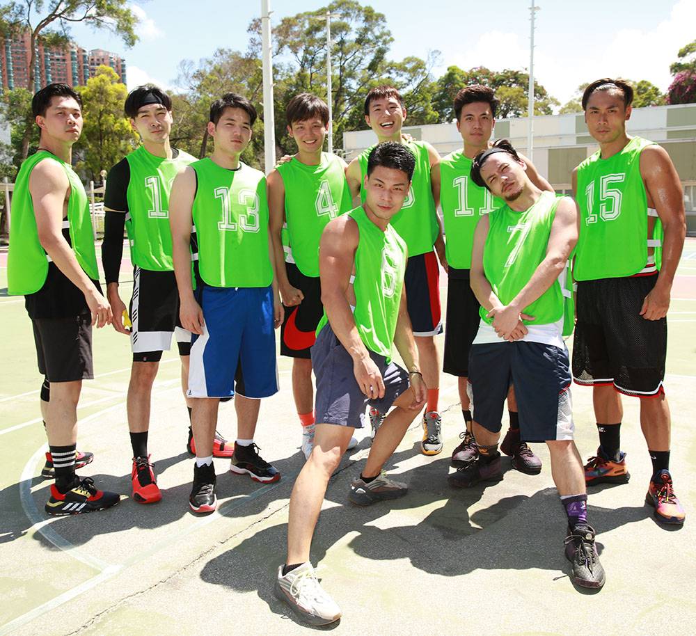參加籃球賽的「綠隊」男子組由招浩明帶領，隊員有（後排左起）黃潤成、吳子沖、余富根、鄔嘉駿、招浩明、李嘉晉、（前排左起）伍禮騫、章景恆。（圖片來源：TVB）