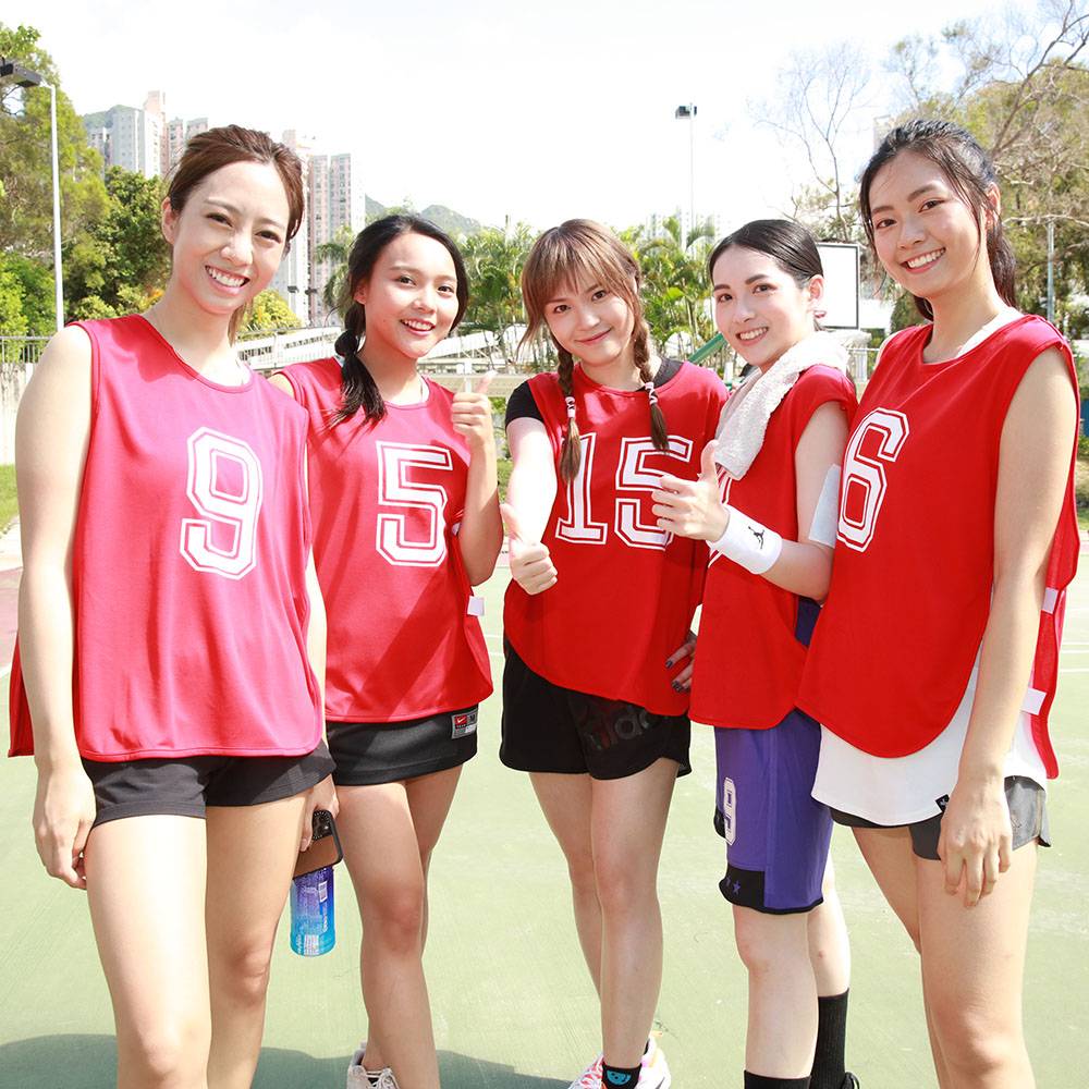 參加籃球賽的「紅隊」女子組包括有（左起）胡美貽、杜穎珊、麥皓兒、梁雯蔚、游嘉欣。（圖片來源：TVB）