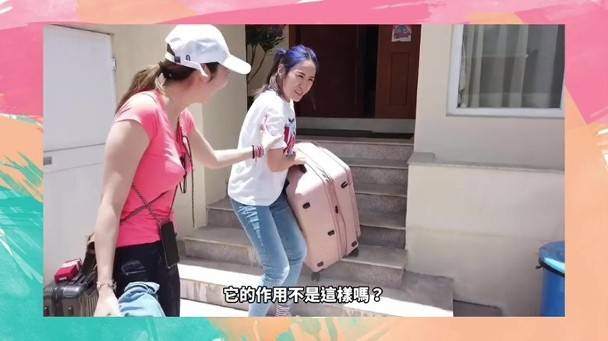 莊思敏 莊思敏出發去上海前，由細妹莊思明幫手拖行李出大門口。