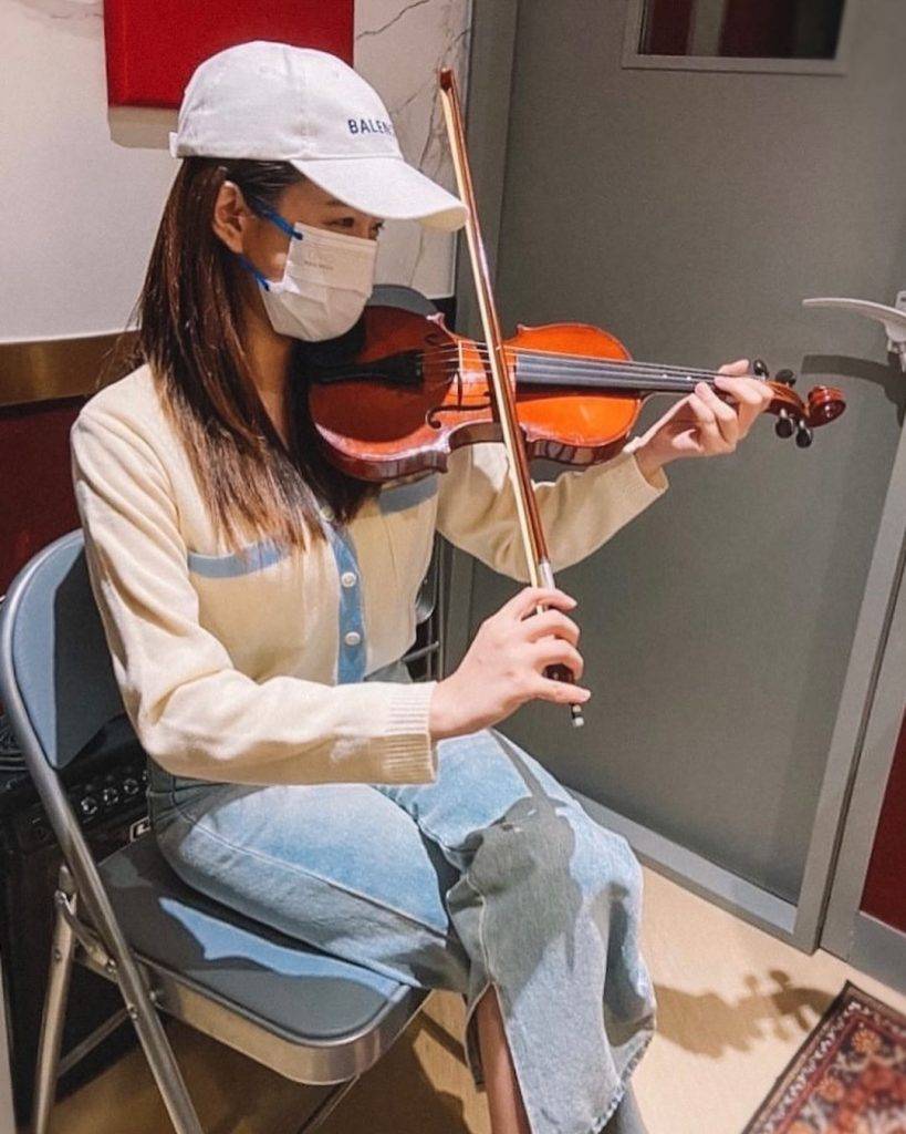 江嘉敏 江嘉敏早前走去學拉小提琴。